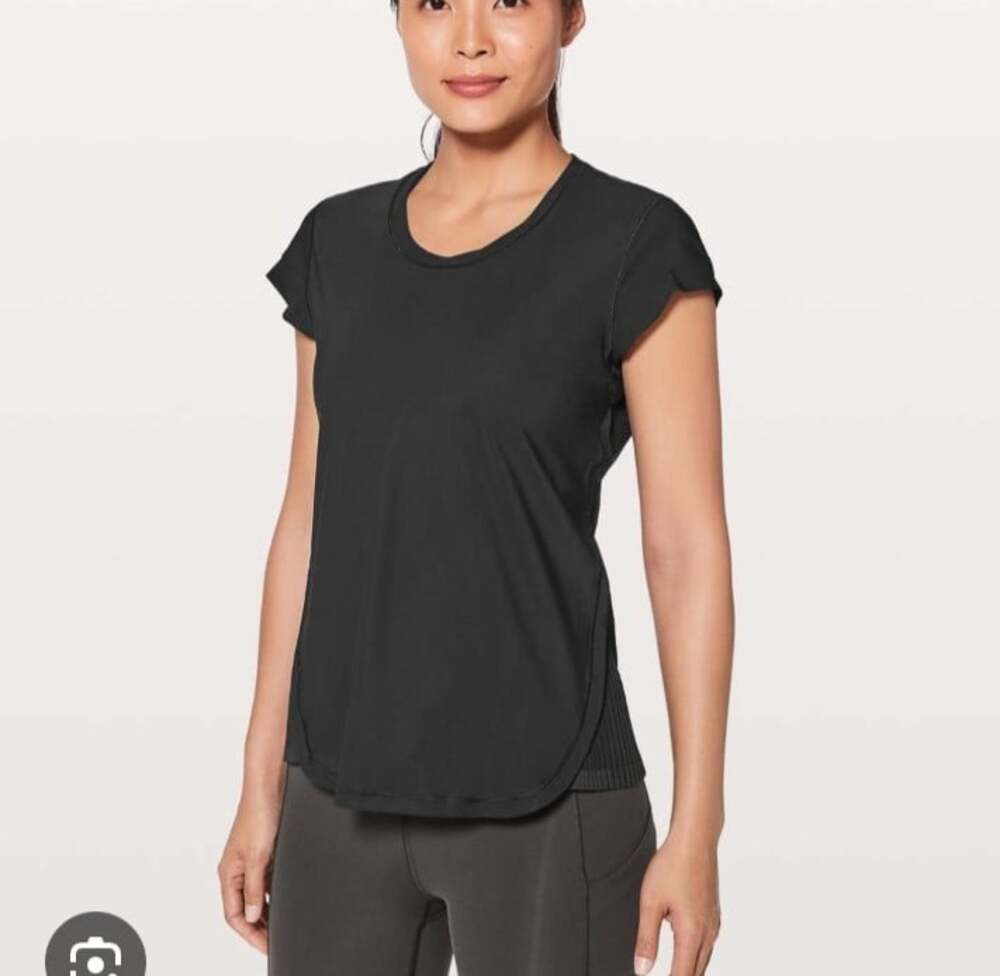 Lululemon black short sleeve top Sz 8/10 Just Pleat It , pleats on side RARE